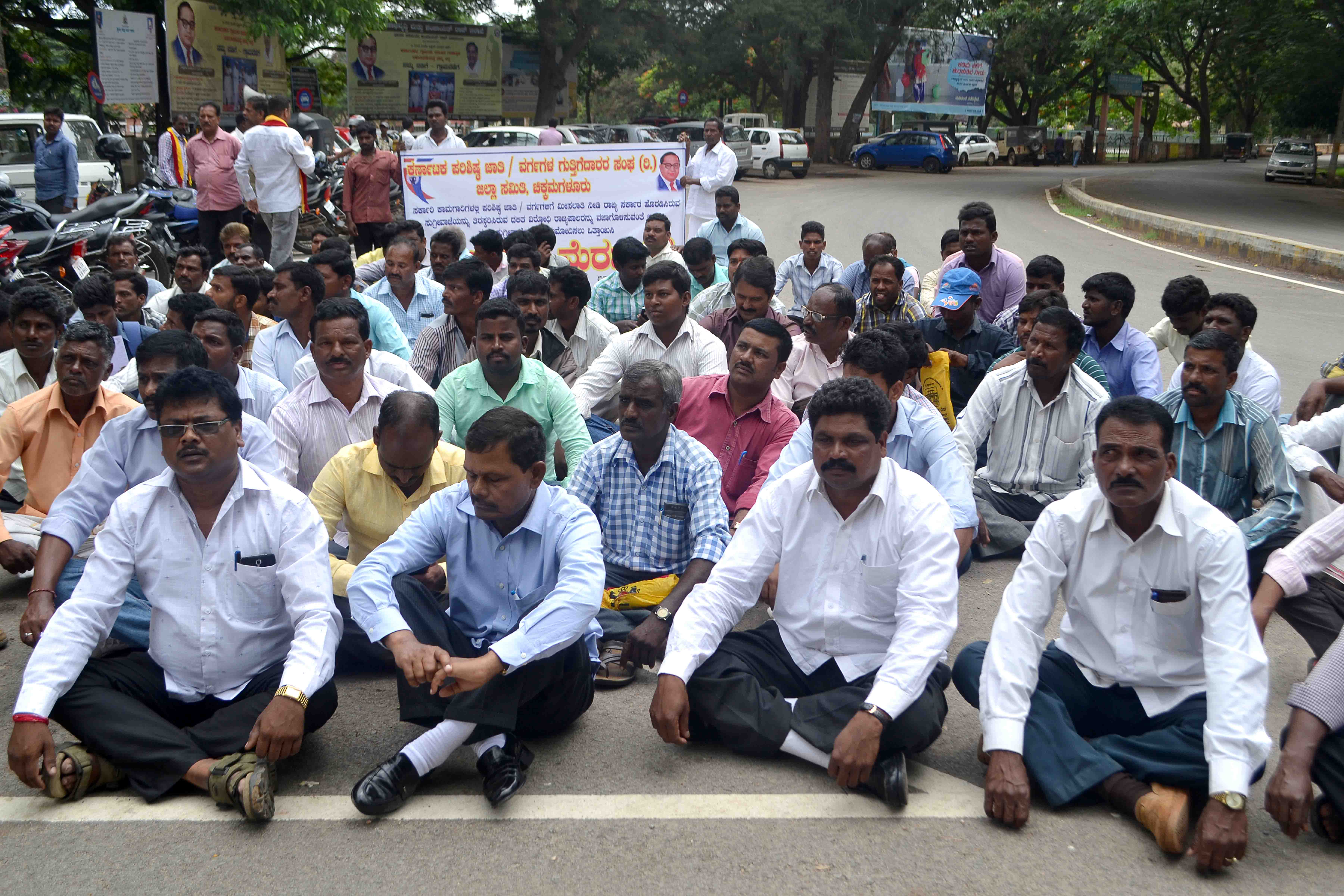 ಸಚಿವ ಸಂಪುಟದ ತೀರ್ಮಾನ ಅಂಗೀಕರಿಸಲು ಆಗ್ರಹಿಸಿ ಧರಣಿ